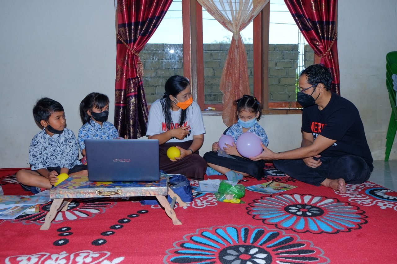Menemani Guru Mengajar, Mendikbudristek Ikut Belajar dan Bermain Bersama Murid