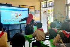 Sejumlah Guru Banyumas Usul Sekolah Terima Lebih dari Satu Smartboard